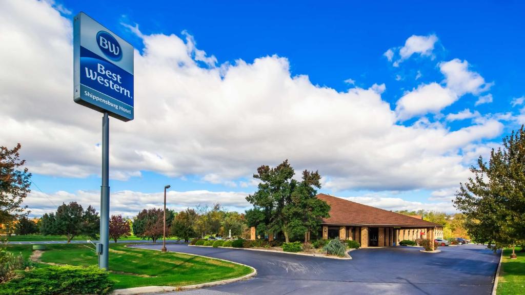 un letrero de la calle frente a un edificio en Best Western Shippensburg, en Shippensburg