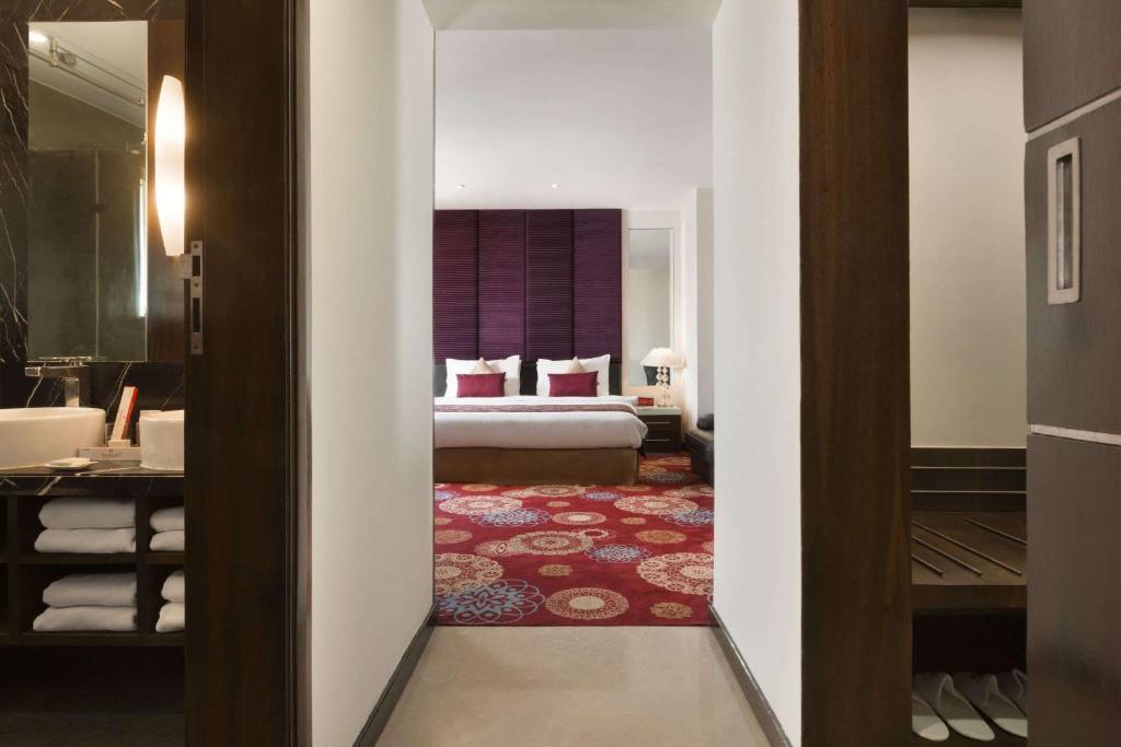 Koupelna v ubytování Ramada Ahmedabad