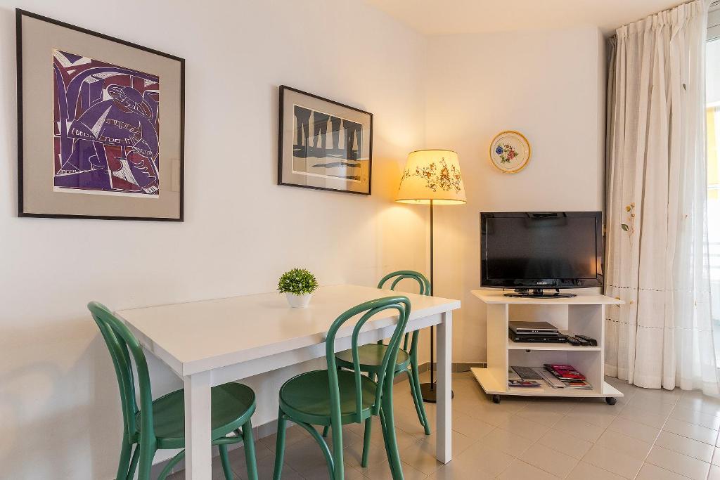 TV a/nebo společenská místnost v ubytování Apartment Sirella 3