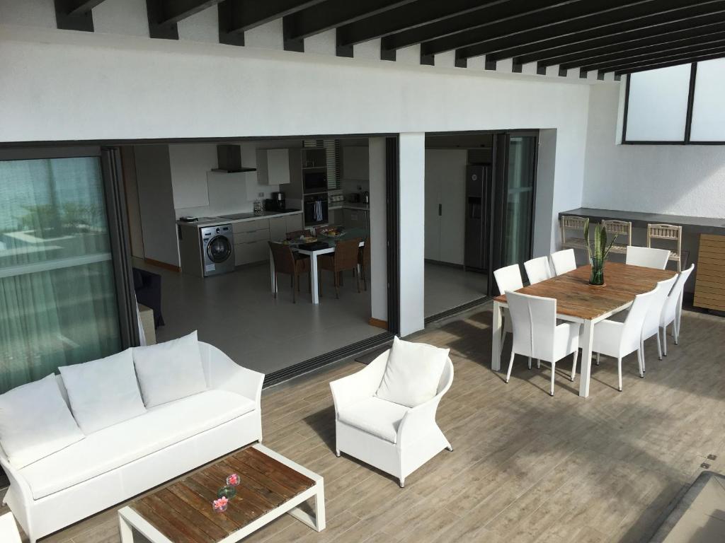 Posezení v ubytování Cap Ouest Beachfront Luxury Penthouse & Apartment
