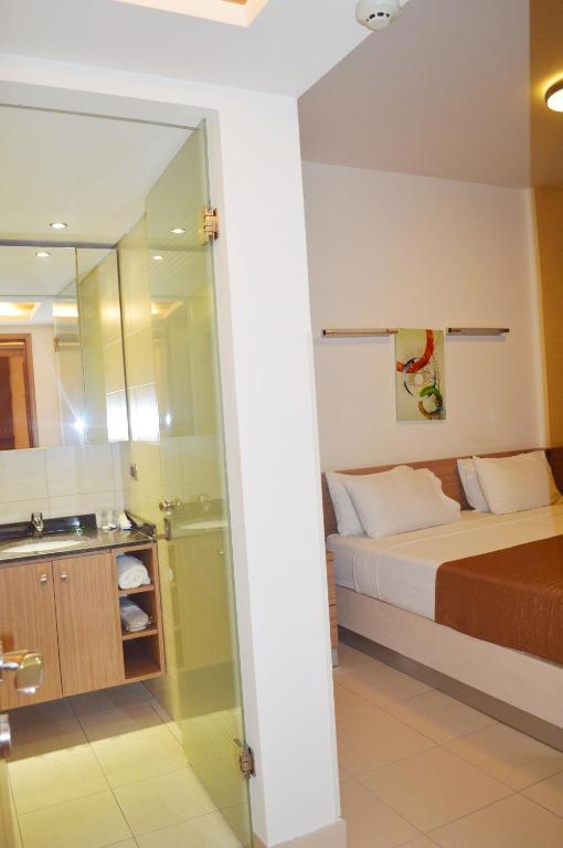 Postel nebo postele na pokoji v ubytování Hayali Suites