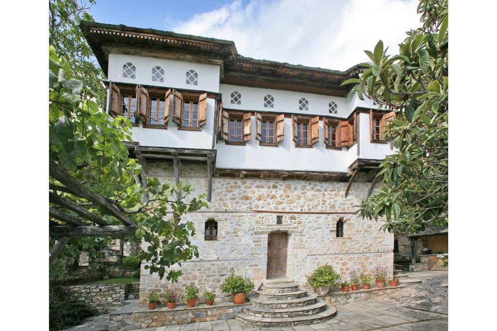 een uitzicht op een gebouw met ramen bij Pelion Belvedere - THE MANSION in Vizitsa