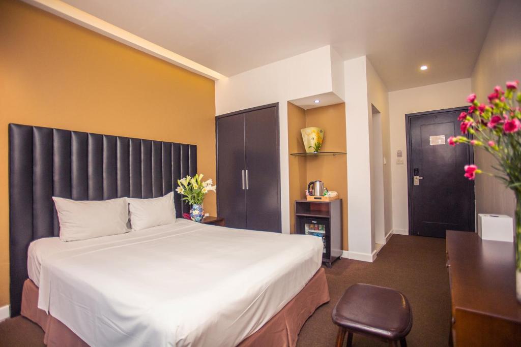 Postel nebo postele na pokoji v ubytování Dinh Hotel