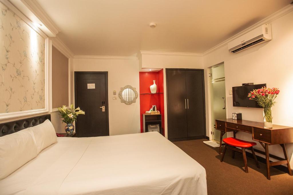 Postel nebo postele na pokoji v ubytování Dinh Hotel