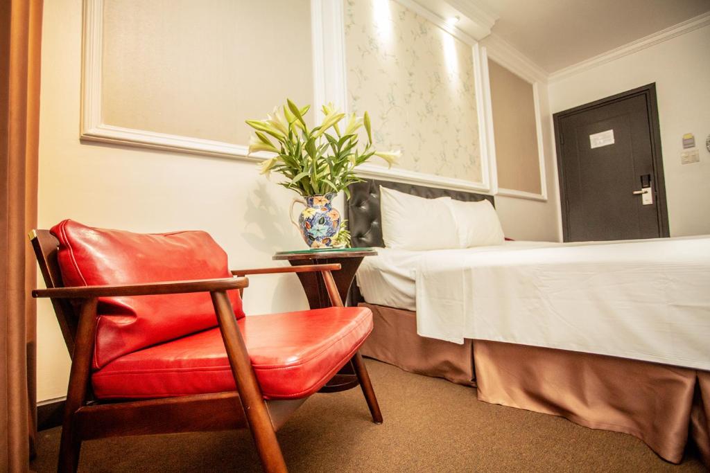 Postel nebo postele na pokoji v ubytování Dinh Hotel