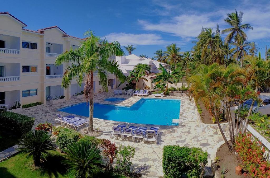 una vista aérea de un complejo con piscina y palmeras en Dulce Vida Cabarete, en Cabarete