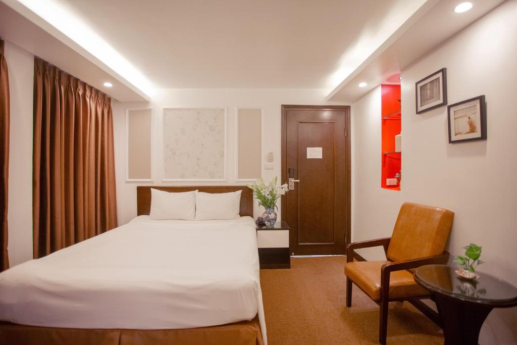 Postel nebo postele na pokoji v ubytování Dinh Hotel