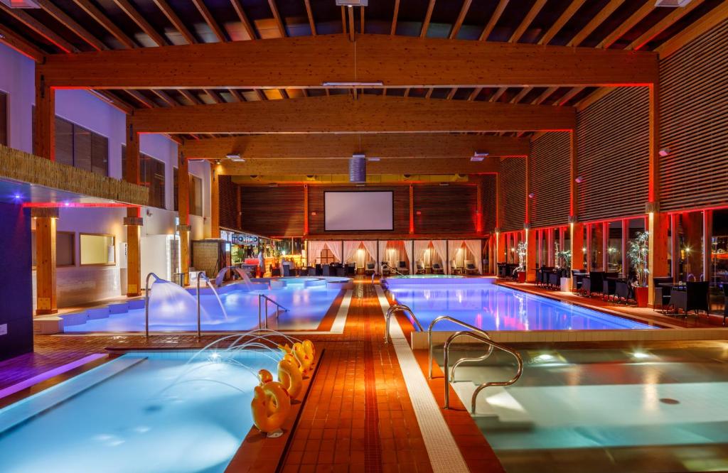 Bazén v ubytování Meresuu Spa & Hotel nebo v jeho okolí