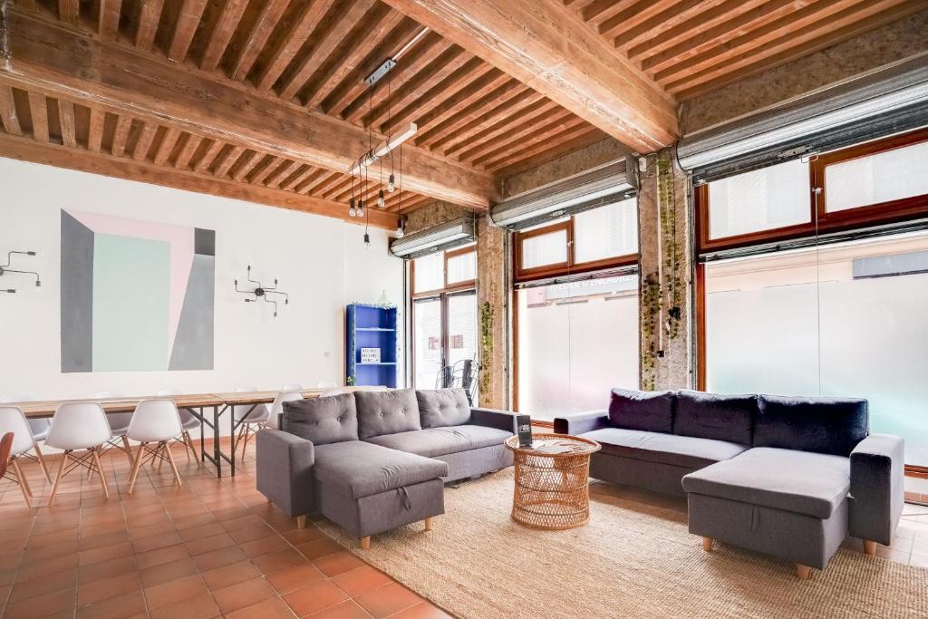 uma sala de estar com um sofá e uma mesa em NOCNOC - Le Canut em Lyon