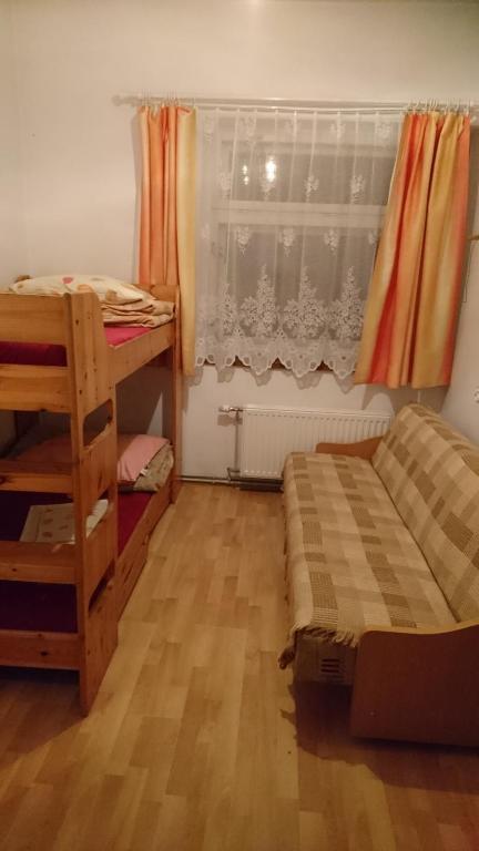 Ένα ή περισσότερα κρεβάτια σε δωμάτιο στο Ośrodek Narciarski Stożek Witold Pruski
