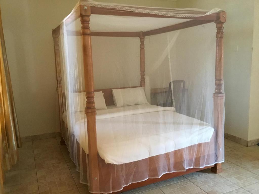 Ένα ή περισσότερα κρεβάτια σε δωμάτιο στο Motel Tuku Masindi