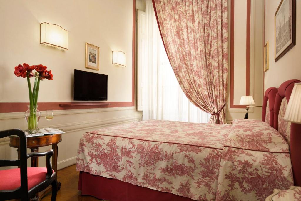 Postel nebo postele na pokoji v ubytování Palazzo Niccolini al Duomo Residenza D'Epoca