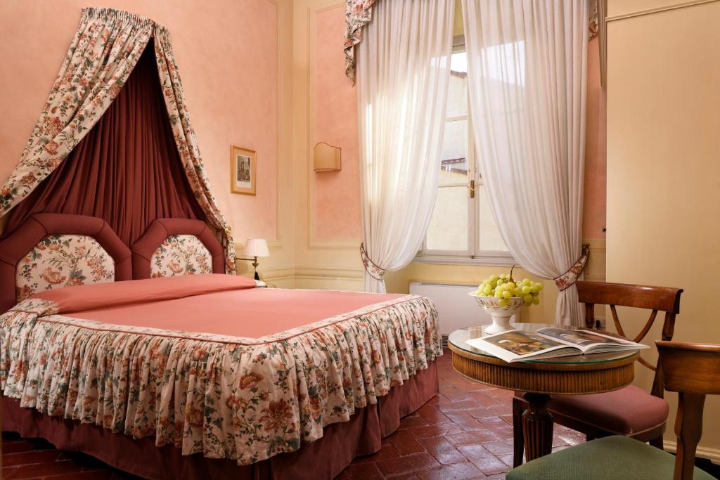Postel nebo postele na pokoji v ubytování Palazzo Niccolini al Duomo Residenza D'Epoca