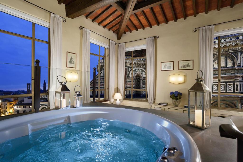 フィレンツェにあるPalazzo Niccolini al Duomo Residenza D'Epocaの市街の景色を望むバスルーム(バスタブ付)