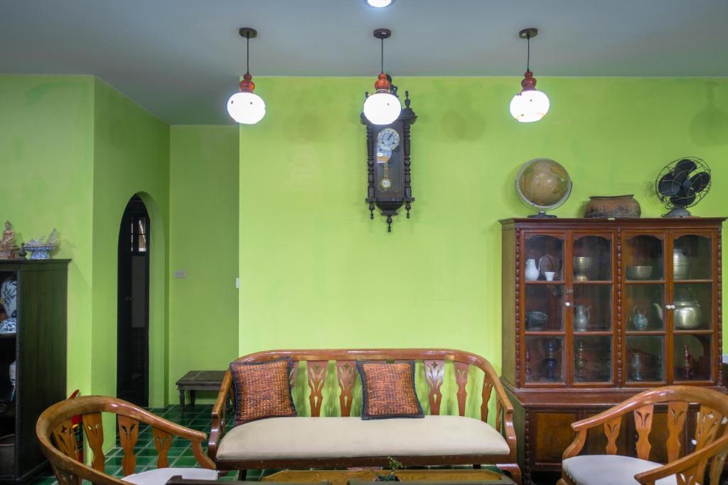 Posezení v ubytování Plus Hostel Ayutthaya