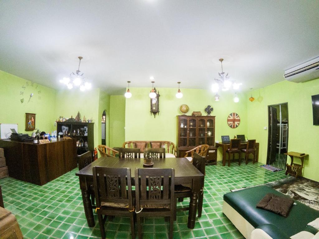 Posezení v ubytování Plus Hostel Ayutthaya
