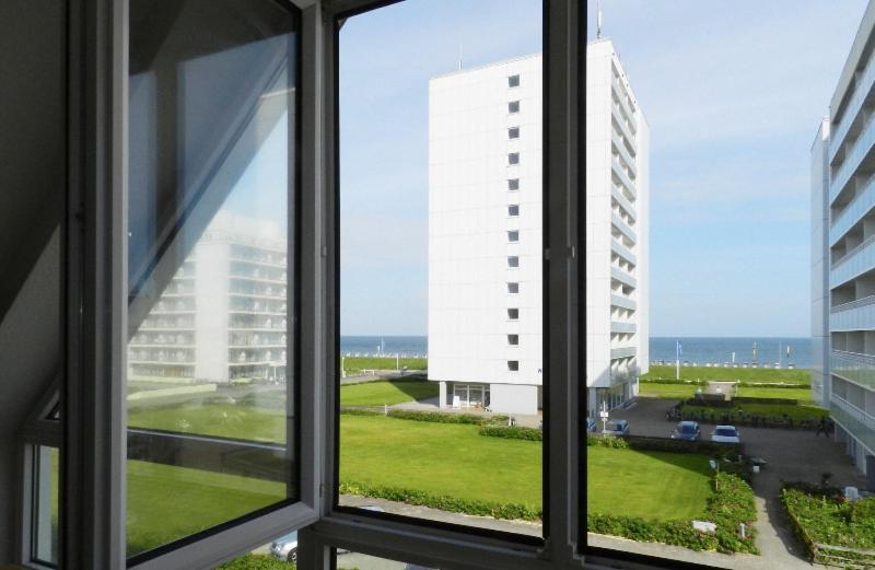 ノルダーナイにあるApartment mit Meerblickの建物の窓からの眺め
