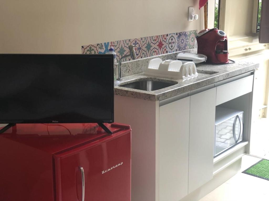 uma cozinha com pia e bancada em Pousada Ondas de Floripa em Florianópolis