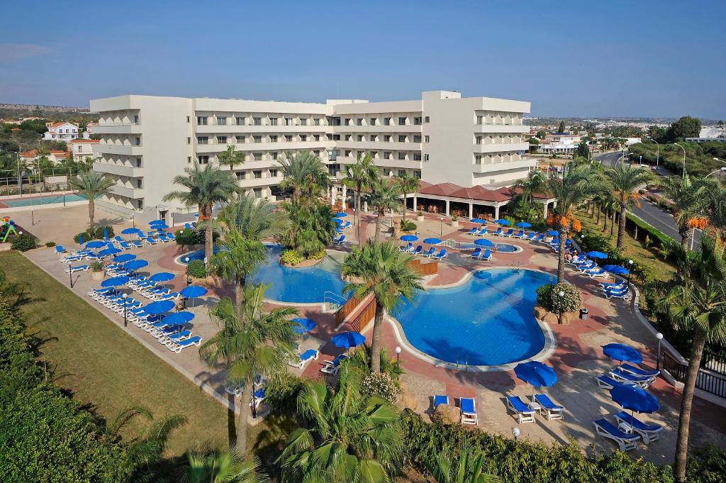 widok na hotel z dużym basenem w obiekcie Nissiana Hotel & Bungalows w Ajia Napa