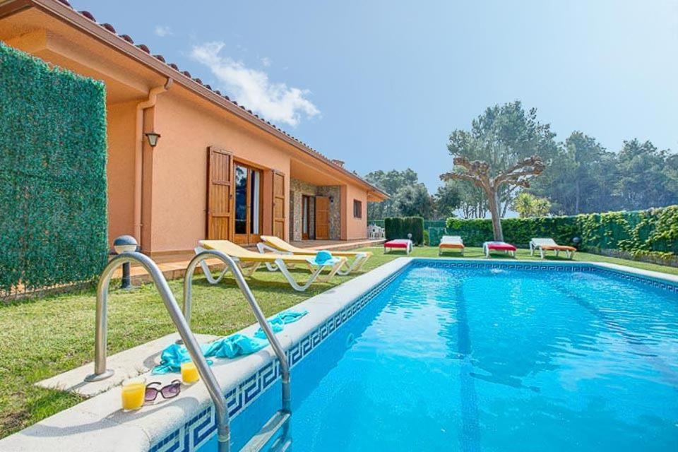 una piscina frente a una casa en Villa Cadí . Ref. 620, en Tamariu