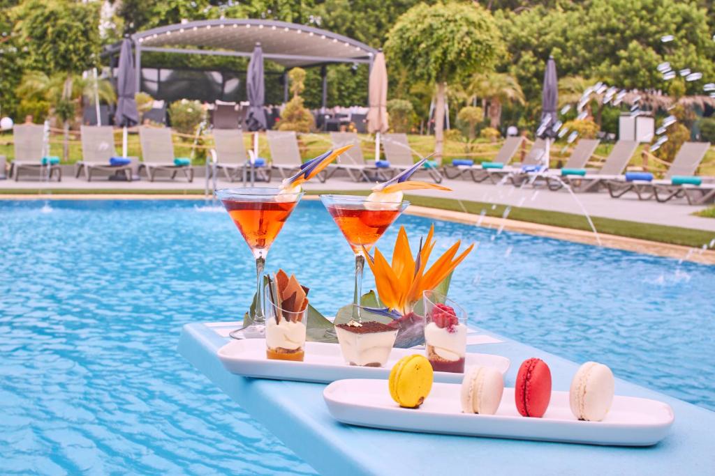 Bazén v ubytování Mabrouk Hotel and Suites- Adult only nebo v jeho okolí