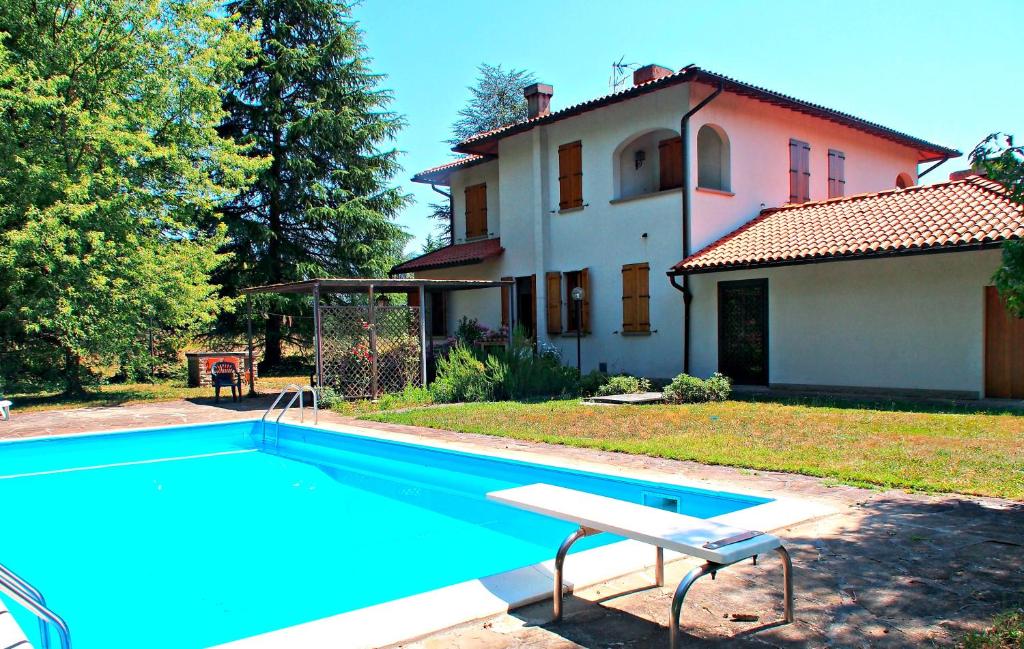 een zwembad voor een huis bij Villa Cristina in Molezzano