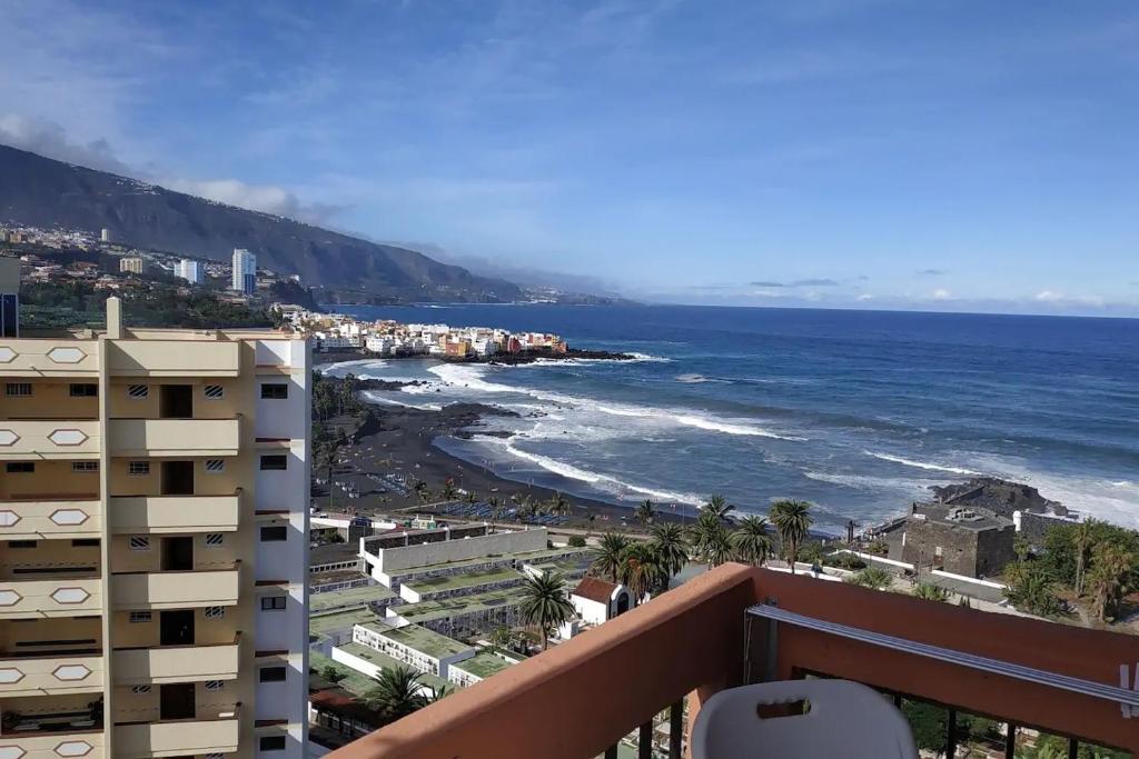 プエルト・デ・ラ・クルスにあるEstudio con vistas a la playaの建物のバルコニーから海の景色を望めます。