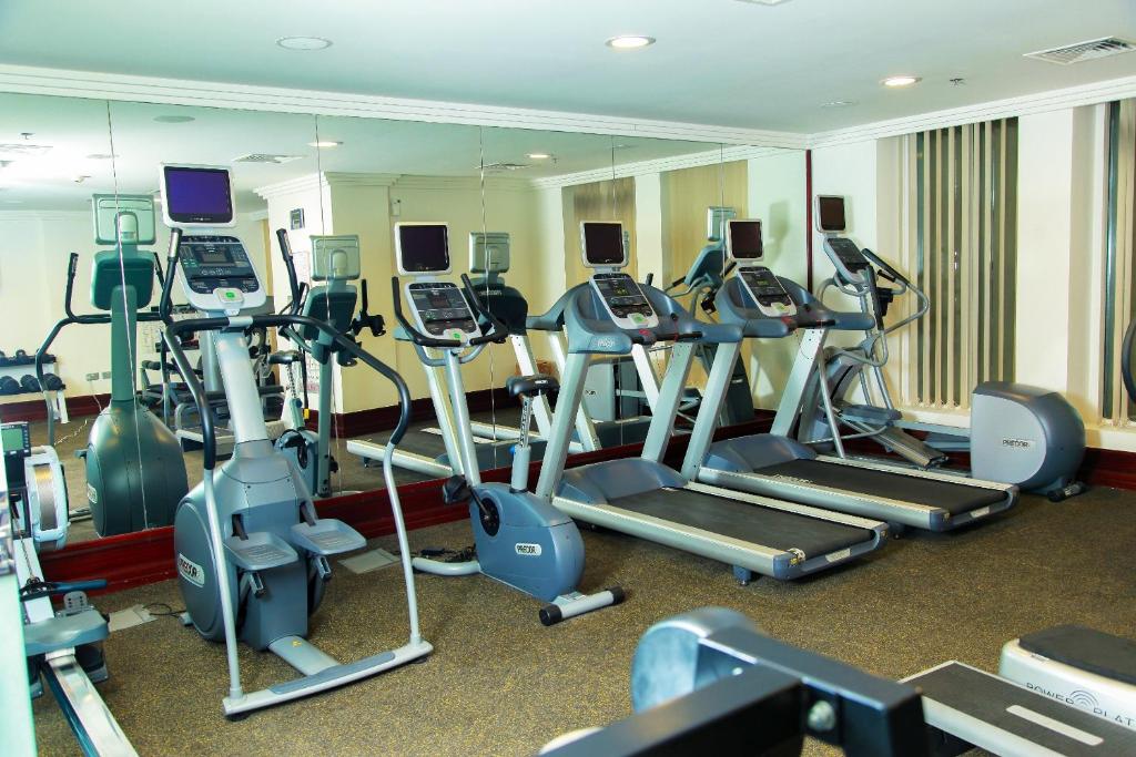 Fitness centrum a/nebo fitness zařízení v ubytování Grand Regal Hotel