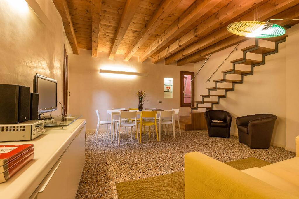 sala de estar con mesa y comedor en Rialto Mercato a Family in Venice like at Home, en Venecia