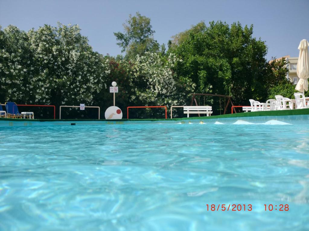 Bazén v ubytování Alkion Hotel nebo v jeho okolí