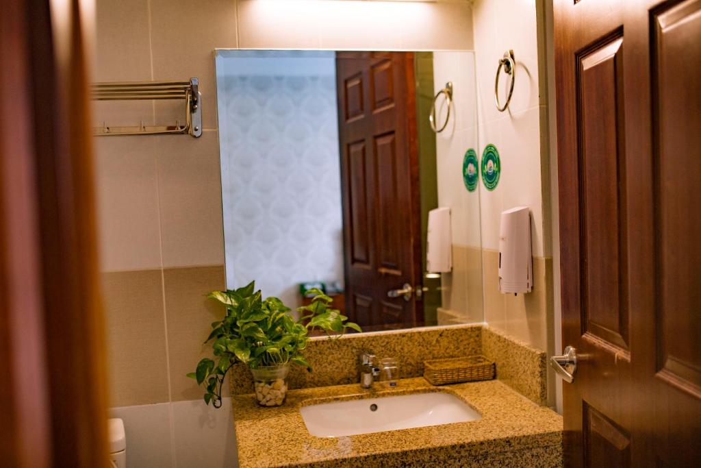 y baño con lavabo y espejo. en Huynh Duc Hotel en Cao Lãnh