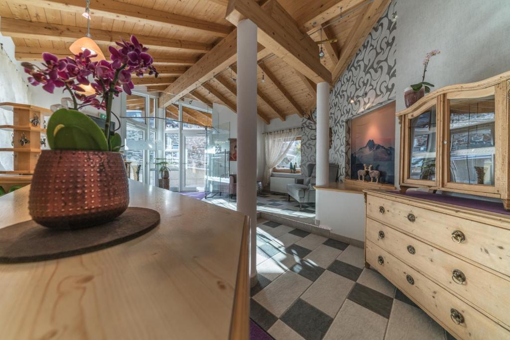 A television and/or entertainment centre at Das Hochegg - Apartments