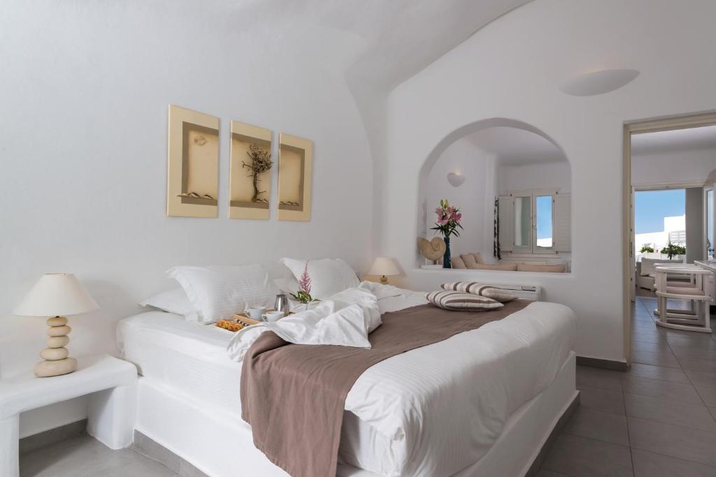 Postel nebo postele na pokoji v ubytování White Santorini