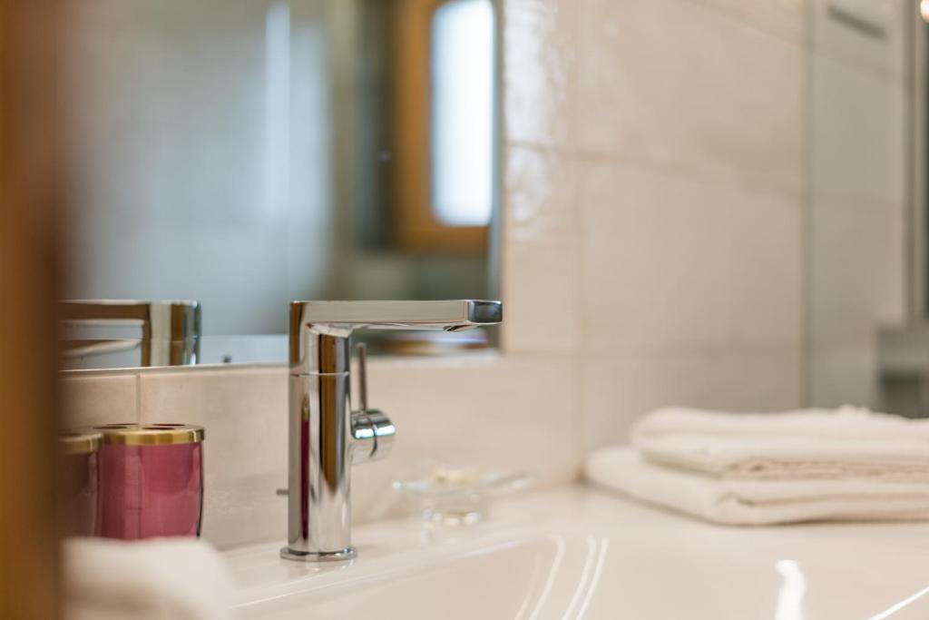 A bathroom at Das Hochegg - Apartments