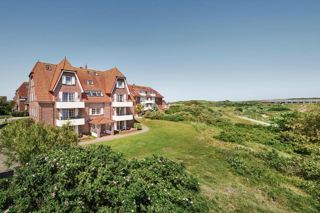 eine Luftansicht eines Hauses auf einem Hügel in der Unterkunft INSELHUS Apartments in Baltrum