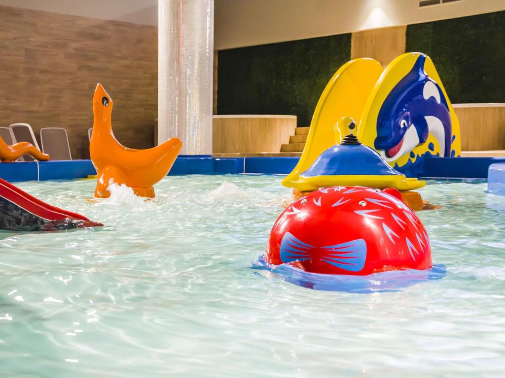 Bazén v ubytování VacationClub - Rezydencja Bursztyn Apartament 36 nebo v jeho okolí