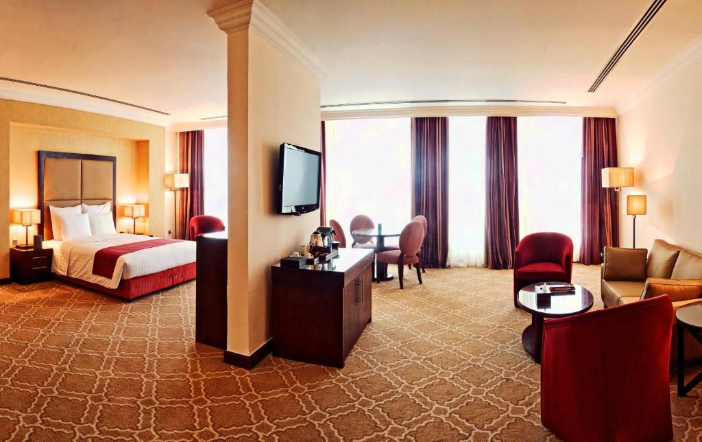 Grand Regal Hotel tesisinde bir odada yatak veya yataklar