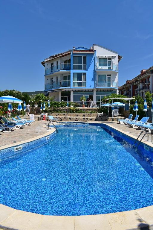 Bazén v ubytování Nushev Hotel nebo v jeho okolí