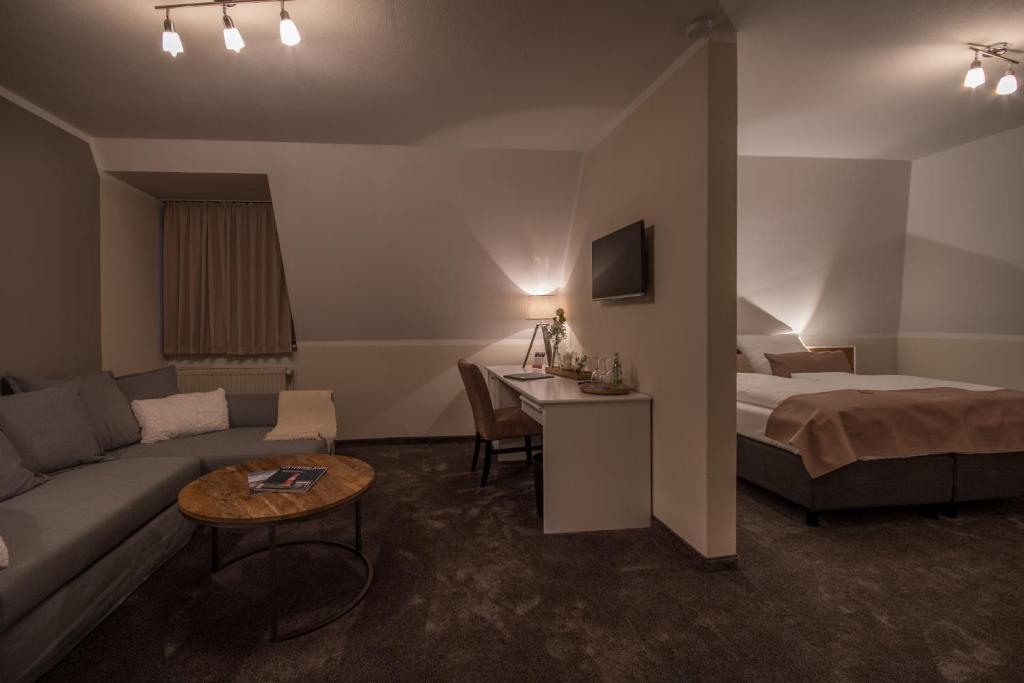 Postel nebo postele na pokoji v ubytování Hotel Stadt Aurich