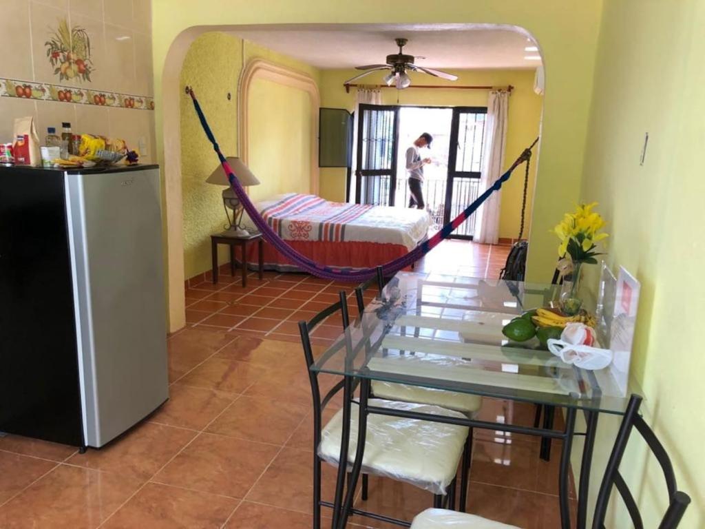 Apartamento Colonial Campeche في كامبيش: غرفة مع طاولة وأرجوحة في غرفة
