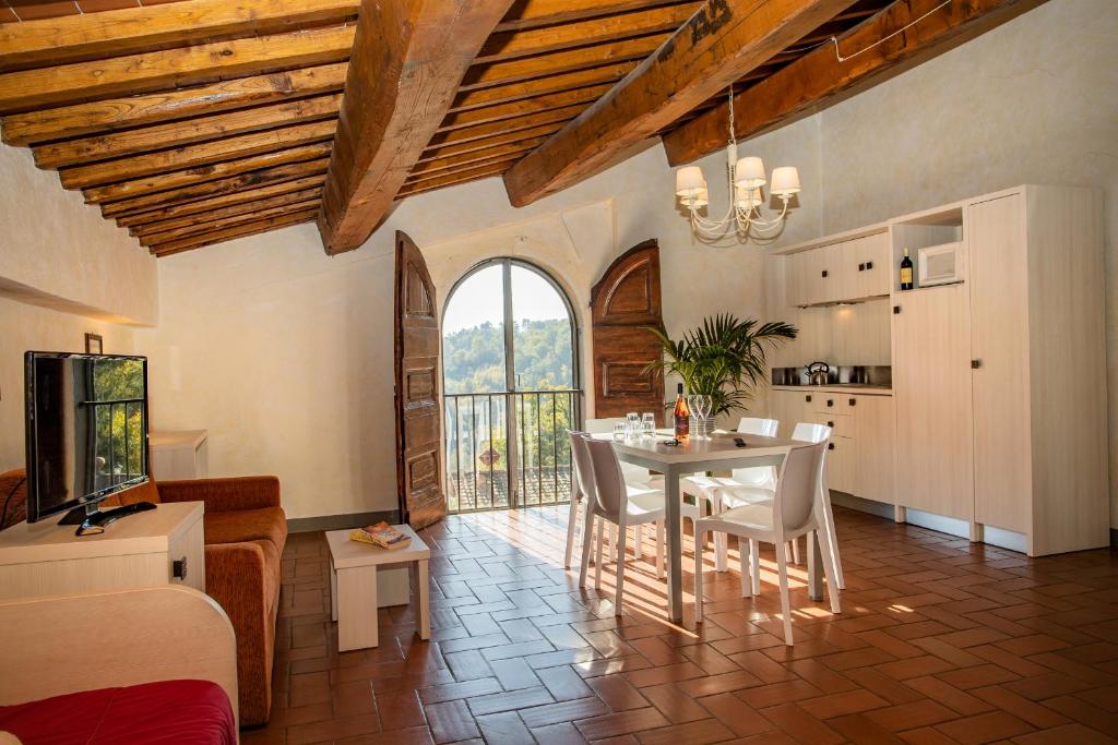 A kitchen or kitchenette at Villa Norcenni ApartHotel