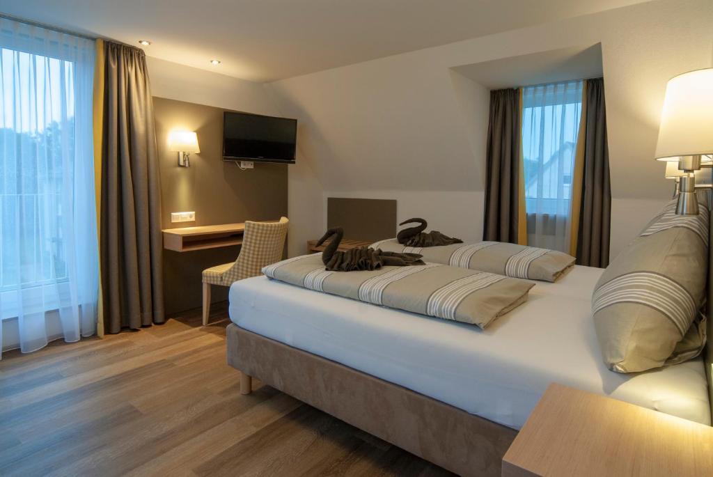 Postel nebo postele na pokoji v ubytování Hotel Gasthaus zum Zecher