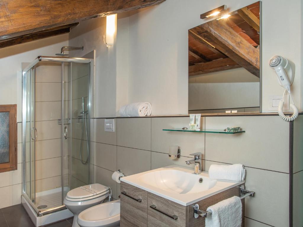 A bathroom at Villa Norcenni ApartHotel