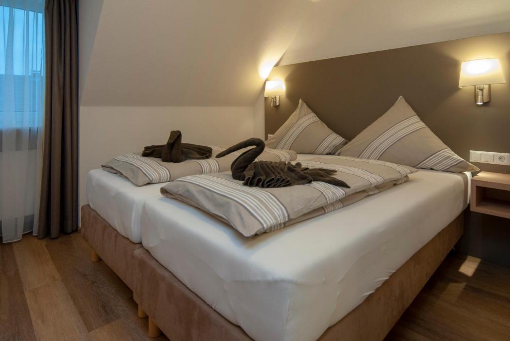 Postel nebo postele na pokoji v ubytování Hotel Gasthaus zum Zecher