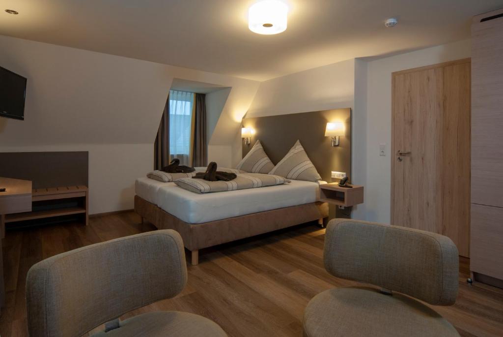 Postel nebo postele na pokoji v ubytování Hotel Gasthaus zum Zecher