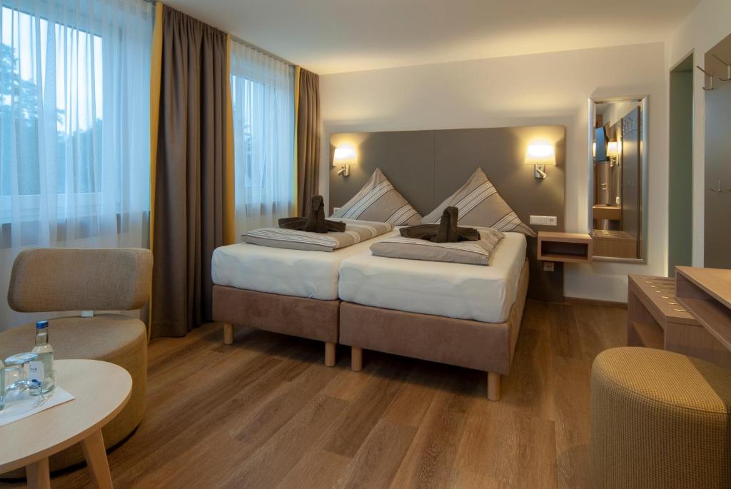 Postel nebo postele na pokoji v ubytování Hotel Gasthaus zum Zecher