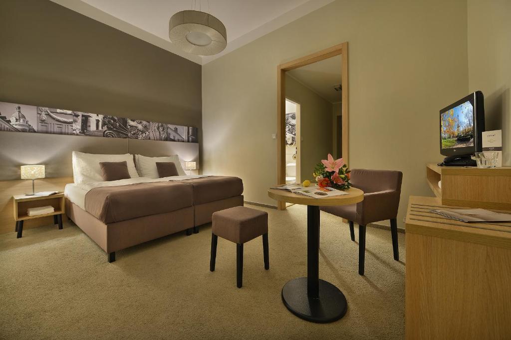 TV a/nebo společenská místnost v ubytování Three Crowns Hotel
