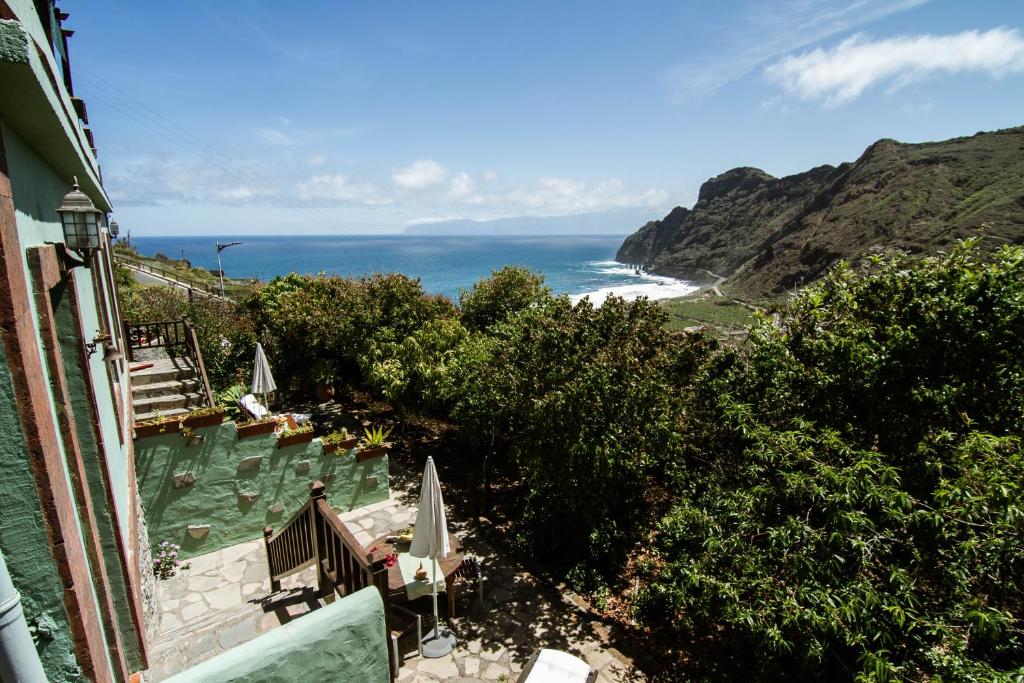 een balkon van een huis met uitzicht op de oceaan bij Finca Rural El Silbo - Casas Rurales in Hermigua