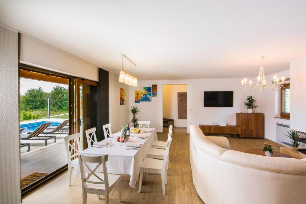 Bazén v ubytování Villa Jadran nebo v jeho okolí