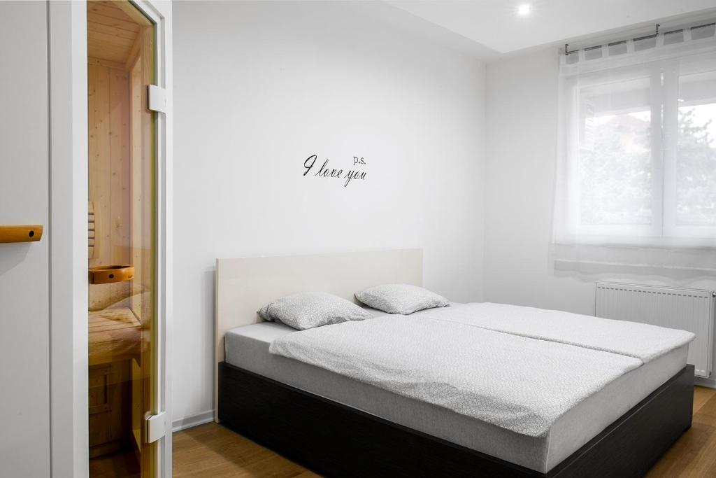 um quarto branco com uma cama num quarto em Sauna - Flexible SelfCheckIns 6 - Zagreb - Garage - Electric vehicle ccharger - Loggia - New - Luxury - Apartments Repinc 6 em Zagreb